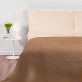 Beige Good Night deken in een slaapkamer opeen bed, te koop bij de Dekenshop